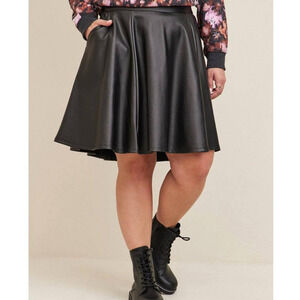 New Sexy Torrid 1 (1X 14/16) Faux Leather Coated Studio Luxe Skater Black‎ Skirt